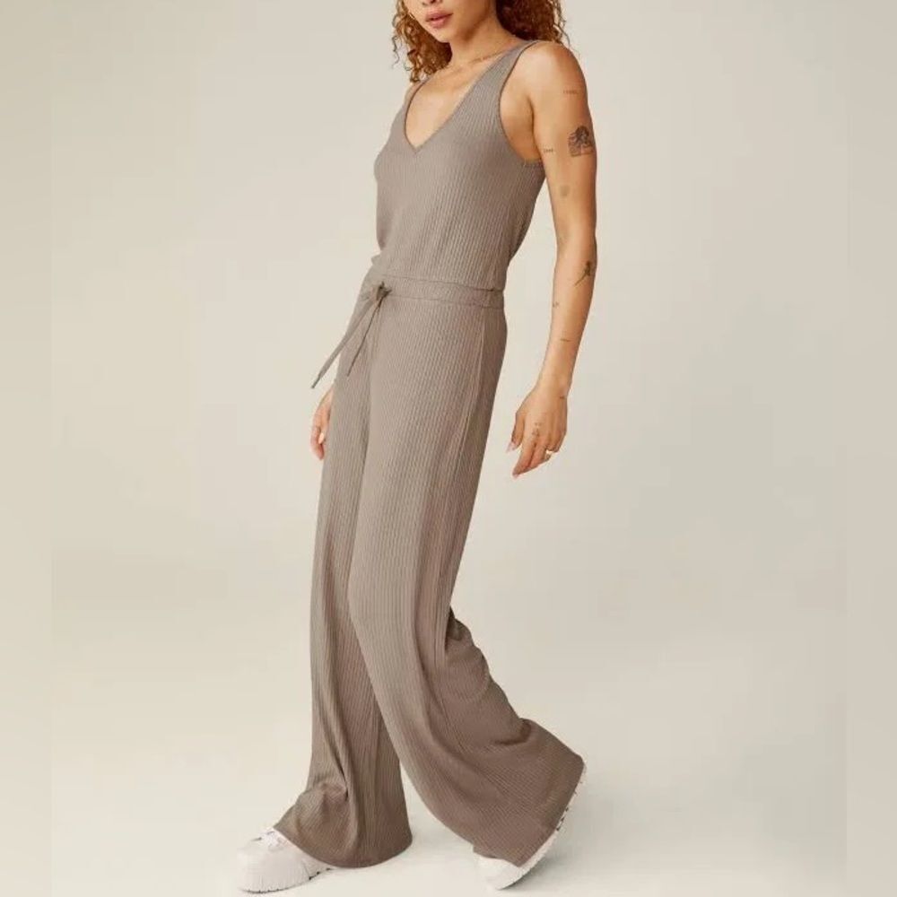 Beyond Yoga Sleeveless V-Neck Ribbed Jumpsuit in Taupe sz M